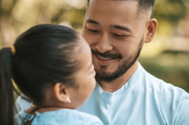 Sevimli bir aile. Babası mutlu görünen sevimli Asyalı bir kız.