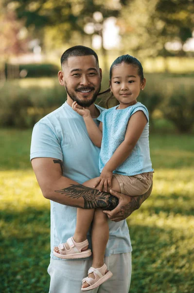 Bella Famiglia Papà Figlia Passare Del Tempo Insieme Nel Parco — Foto Stock