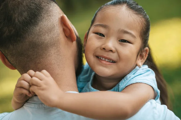 Linda Familia Lindo Poco Asiático Chica Con Padre Buscando Feliz —  Fotos de Stock