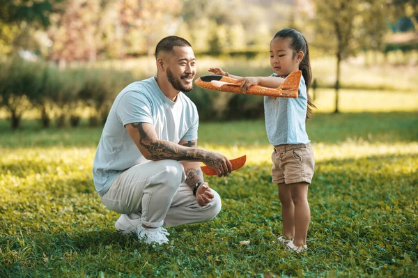 Spielzeugflugzeug Junger Mann Zeigt Seinem Kind Wie Man Mit Dem — Stockfoto