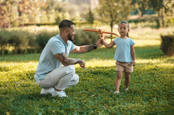 Samen Spelen Schattig Klein Meisje Spelen Met Haar Vader Het — Stockfoto