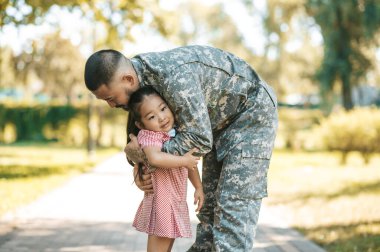 Mutlu buluşmalar. Hizmetçi küçük kızına sarılıyor ve mutlu görünüyor.