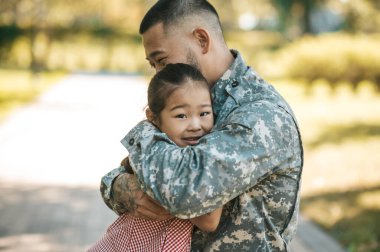 Mutlu buluşmalar. Hizmetçi küçük kızına sarılıyor ve mutlu görünüyor.