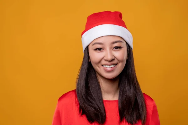 Niedlicher Weihnachtsmann Niedlich Asiatische Lächelnde Junge Frau Weihnachtsmann Hut — Stockfoto