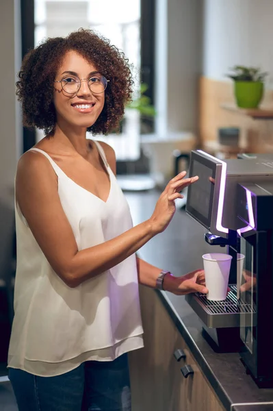Neşeli Ofis Çalışanı Kağıt Bardağı Damlalara Koyuyor Kahve Makinesine Dokunuyor — Stok fotoğraf