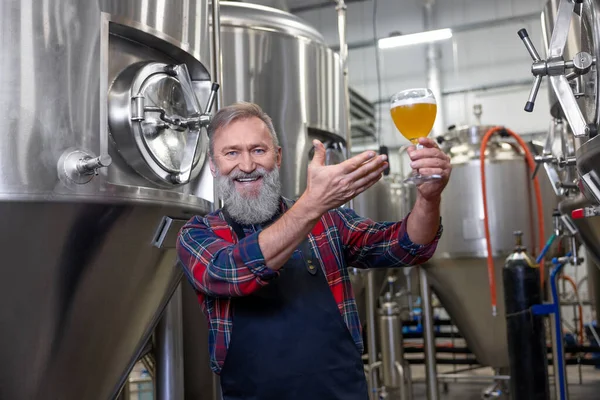 Good Quality Product Brewery Owner Demostrating His Product Looking Proud — Stock Photo, Image