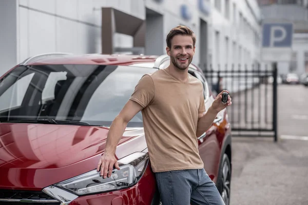 Nieuwe Auto Glimlachende Tevreden Man Die Naast Nieuwe Auto Staat — Stockfoto