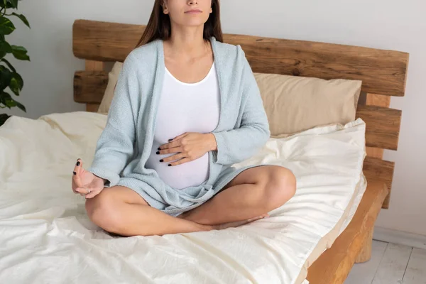 Meditación Mujer Embarazada Joven Sentada Cama Una Pose Loto —  Fotos de Stock