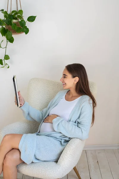 Connected Cute Young Pregnant Woman Device Hand — Stock Photo, Image