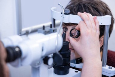 Optometri. Orta yaşlı bir kadın optometrik soruşturma geçiriyor.