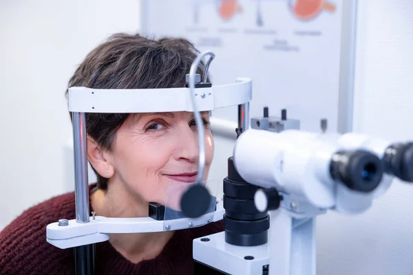 Optometria Donna Mezza Età Sottoposta Indagine Optometrica — Foto Stock
