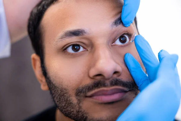 Tratamento Ocular Oftalmologista Deixando Cair Gotas Para Olhos Dos Pacientes — Fotografia de Stock