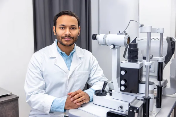 Optométrie Médecin Homme Travaillant Sur Équipement Optométrique Clinique — Photo