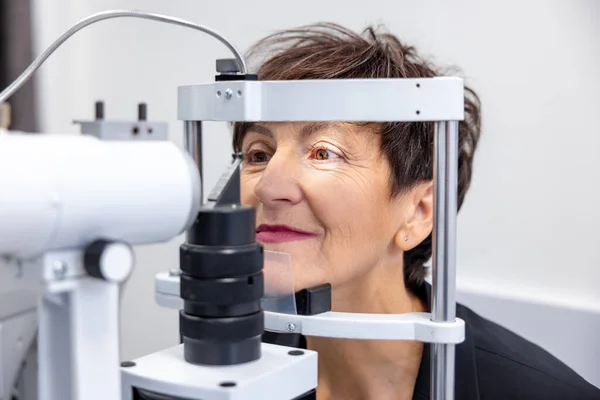 Cuidado Com Olhos Mulher Meia Idade Tendo Uma Visita Clínica — Fotografia de Stock