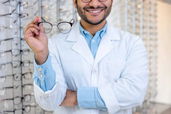 Okulary Mężczyzna Płaszczu Laboratoryjnym Trzymający Okulary Rękach — Zdjęcie stockowe