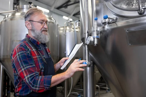 Řízení Procesu Pracovník Pivovaru Kontroluje Tlak Nádržích Pivem — Stock fotografie