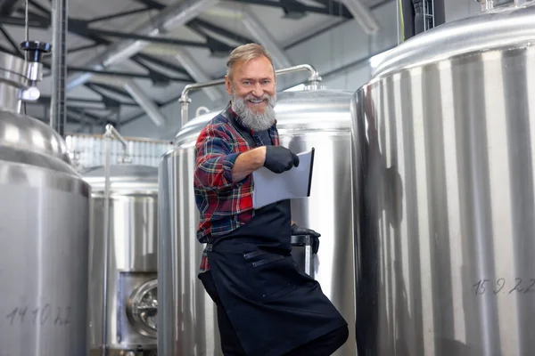 Dobrý Výsledek Tovární Dělník Kontroluje Nádrže Pivem Vypadá Spokojeně Výsledkem — Stock fotografie