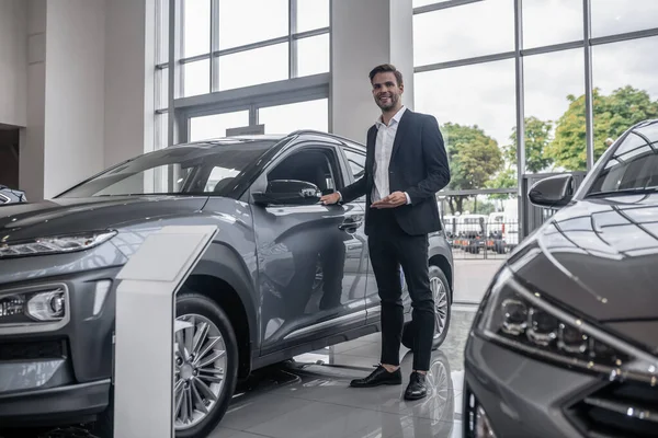 New Model Good Looking Salesperson Presenting New Vehicle Car Dealership — Stock Photo, Image