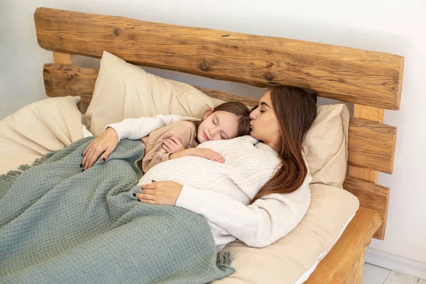 Sleeping Peacefully Mom Daughter Sleeping Peacefully Together — Stock Photo, Image