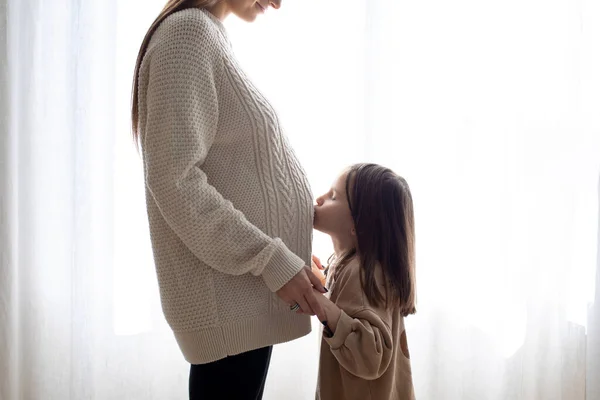 Zärtlichkeit Kleines Mädchen Küsst Ihren Schwangerschaftsbauch — Stockfoto