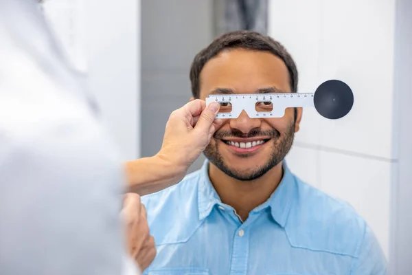 Nos Médicos Homem Sorridente Pele Escura Com Uma Visita Optometrista — Fotografia de Stock