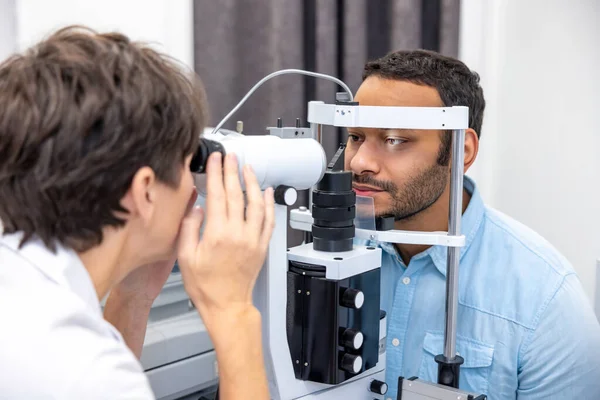 Nos Médicos Médica Examinando Pacientes Olhos Equipamento Optométrico — Fotografia de Stock