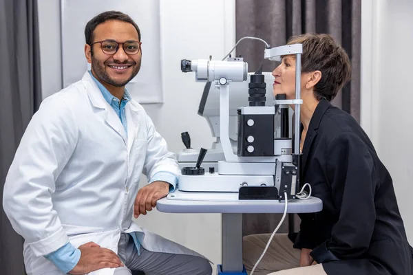 Optometria Médico Sexo Masculino Trabalhando Equipamentos Optométricos Clínica — Fotografia de Stock