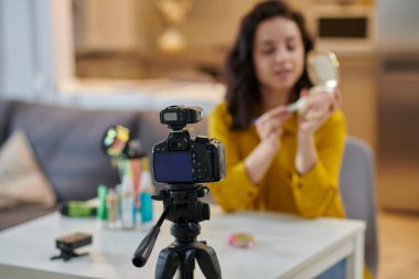 Güzellik dersi. Genç güzellik uzmanı online güzellik dersi veriyor.