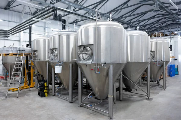 Rondella Pressione Scaletta Posta Accanto Numerosi Serbatoi Fermentazione Della Birra — Foto Stock