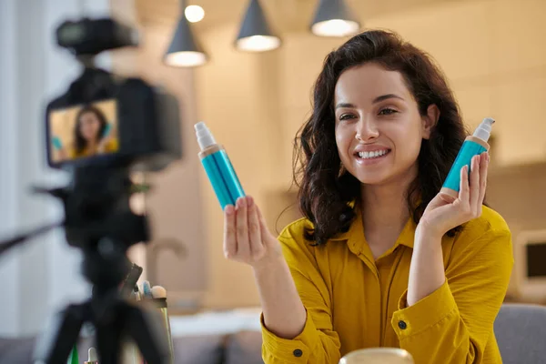 美容製品 新しい化粧品をオンラインで示すかなり若い女性を笑顔 — ストック写真