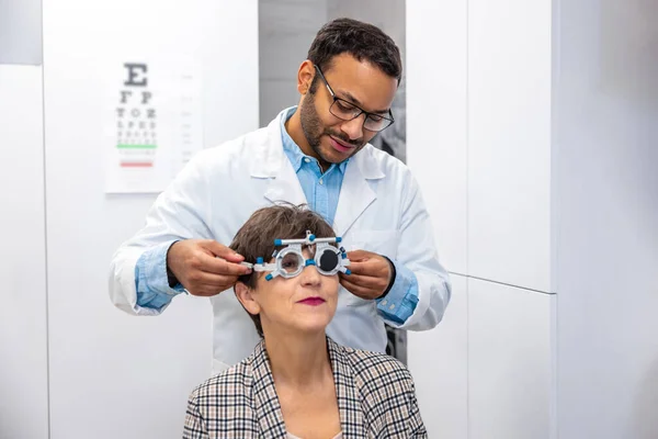 Examining Patient Optometrist Examining Patient Clinic — Foto de Stock