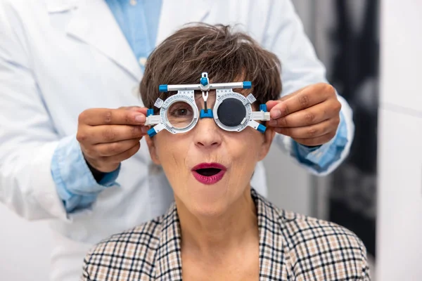 Examinar Paciente Optometrista Examinando Paciente Clínica — Fotografia de Stock