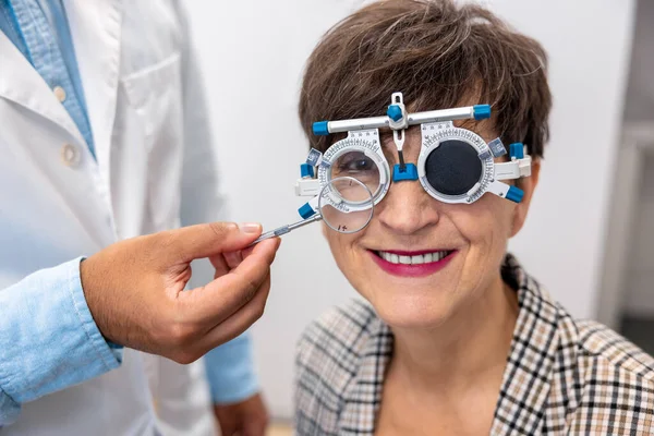 Clínica Optometrist Que Trabalha Com Paciente Fêmea Clínica — Fotografia de Stock
