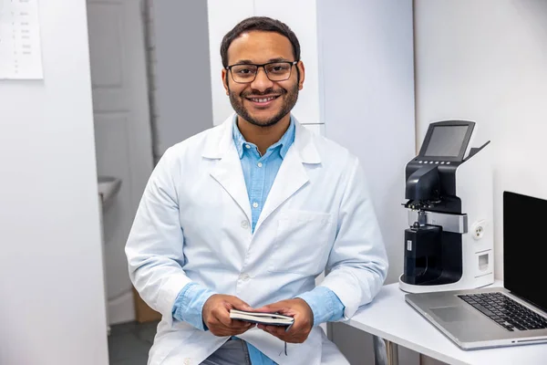 Mužský Doktor Muž Lékař Brýlích Vypadající Pozitivně Přátelsky — Stock fotografie