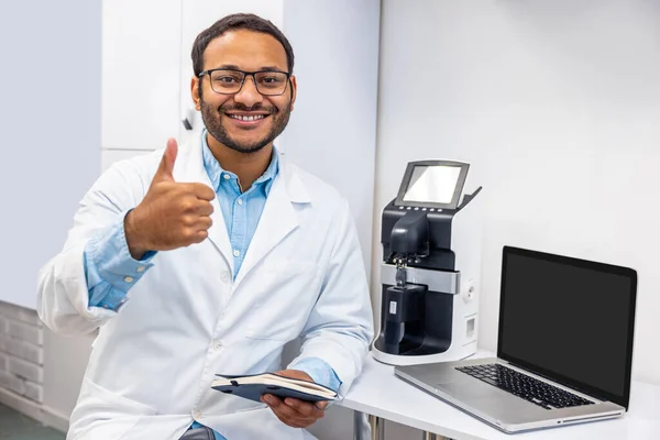 Male Doctor Male Doctor Eye Glasses Looking Positive Friendly — Stock Photo, Image