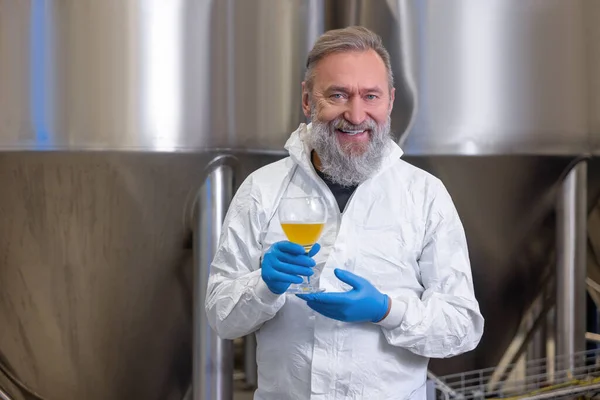 Waist Portrait Smiling Contented Brewer Nitrile Gloves Holding Glass Fresh — Photo