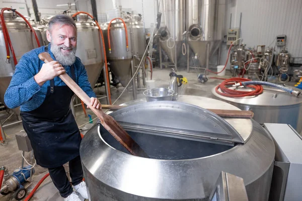 Stirring Beer Brewery Worker Stirring Fresh Beer Tank — Stock Photo, Image