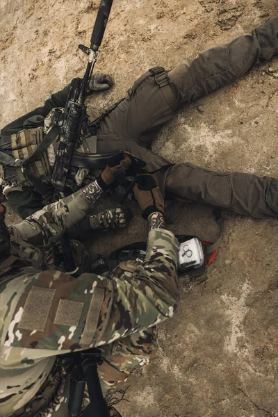 War Zone Wounded Man Lying Ground Other Soldiesr Next Him — Stok fotoğraf