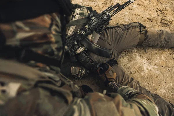 War Zone Wounded Man Lying Ground Other Soldiesr Next Him — Stok fotoğraf