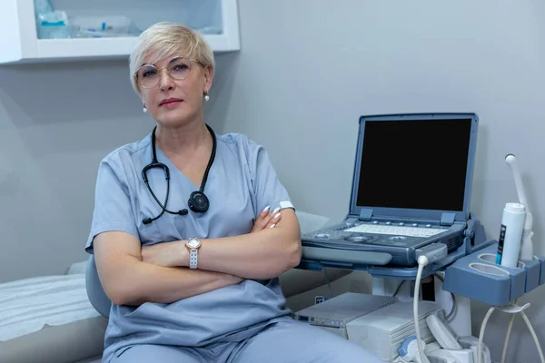 仕事中の婦人科医 医務室に座っている青い頭蓋骨の女性医師 — ストック写真