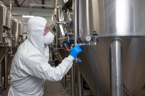 Experienced Beer Tech Protective Mask Gloves Turning Manual Pressure Relief — Foto Stock