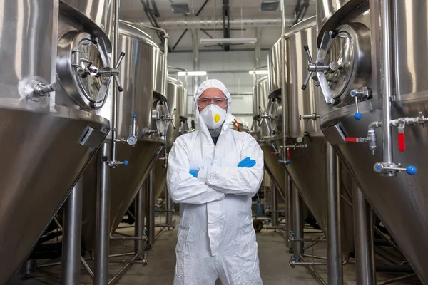 Technologist Protective Mask Nitrile Gloves Posing Camera Beer Fermentation Tanks — Foto Stock