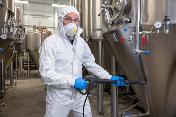 Experienced Beer Tech Cleaning External Surface Metal Tank Using Pressure — Stock Photo, Image