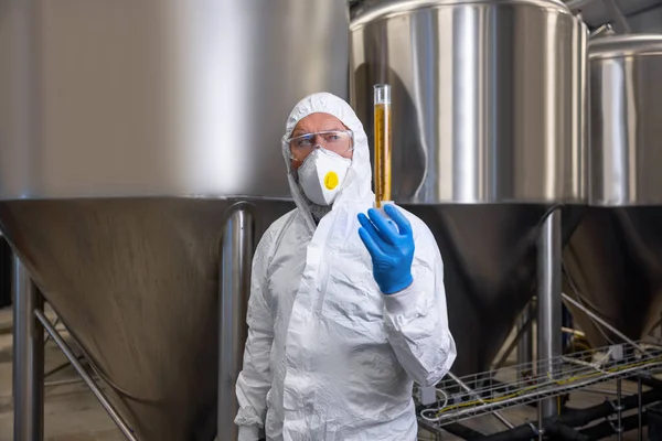 Serious Brewer Standing Fermentation Tanks Fresh Beer Sample Graduated Cylinder — Foto Stock