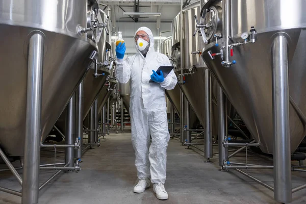 Full Size Portrait Focused Brewer Protective Mask Examining Color Beverage — Foto Stock