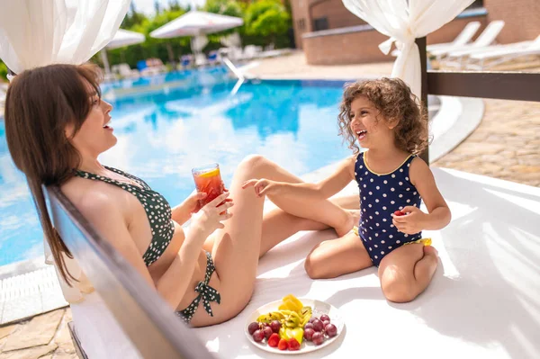 Vacation Cute Family Spending Good Time Swiming Pool Eating Fruits — Stock Photo, Image