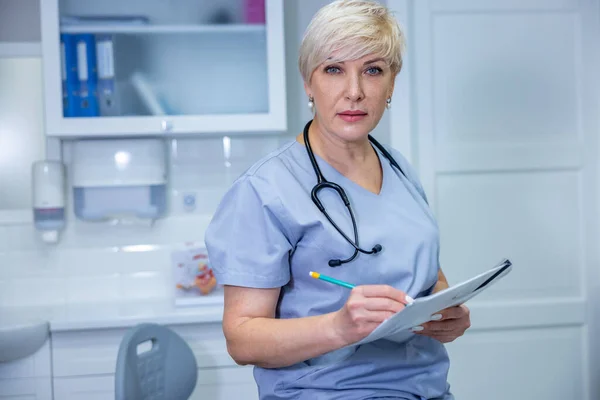 Female Doctor Short Haired Blonde Female Doctor Bluse Scrubs — Photo