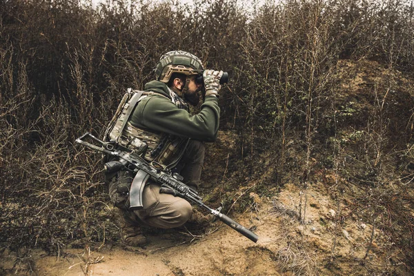 Reconnoiter Soldier Binocular Investigating Place — Stok fotoğraf