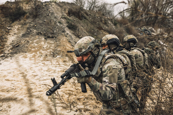 Перед нападением. Группа солдат перед нападением
