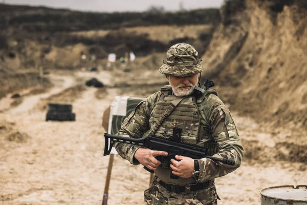 Shooting Range Mature Soldier Rifle Hands Shooting Range — Stok fotoğraf